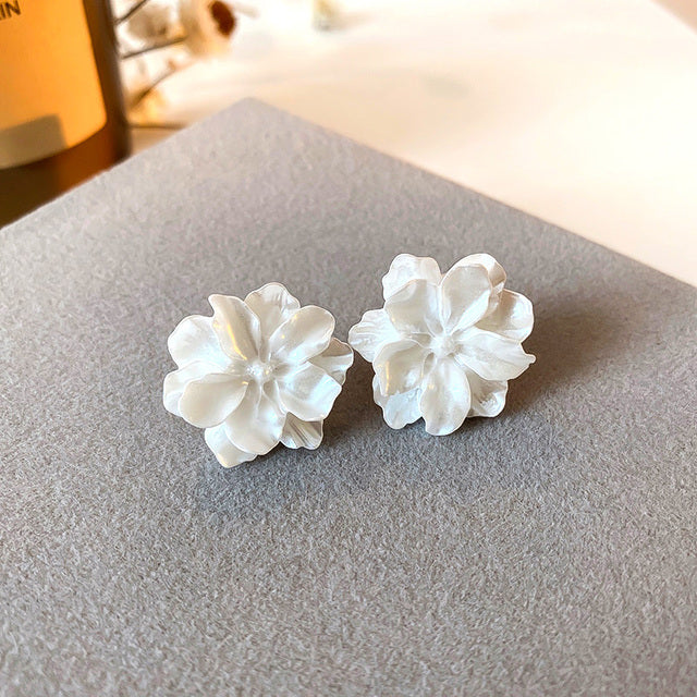 Boucles d'Oreilles à Fleurs Blanches en Or