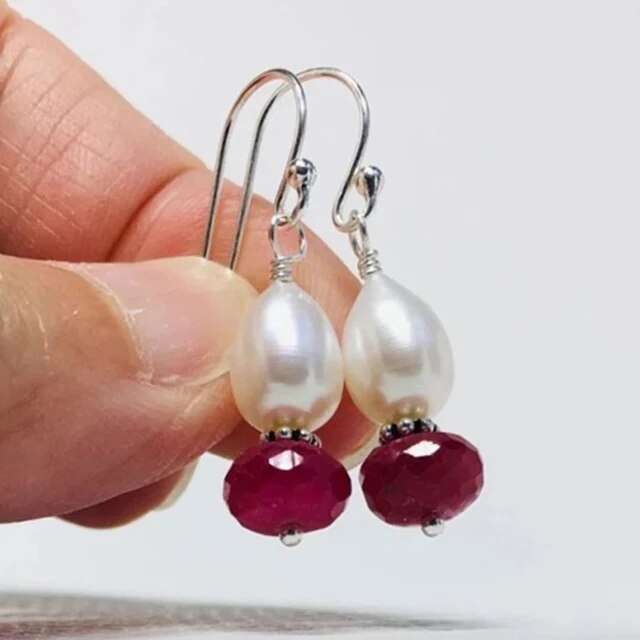 Boucles d'oreilles en perles avec pierre rouge vintage