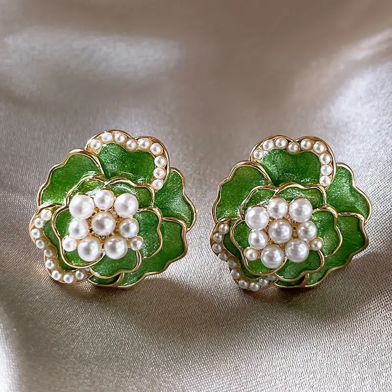 Boucles d'oreilles avec émail vert et perles élégantes