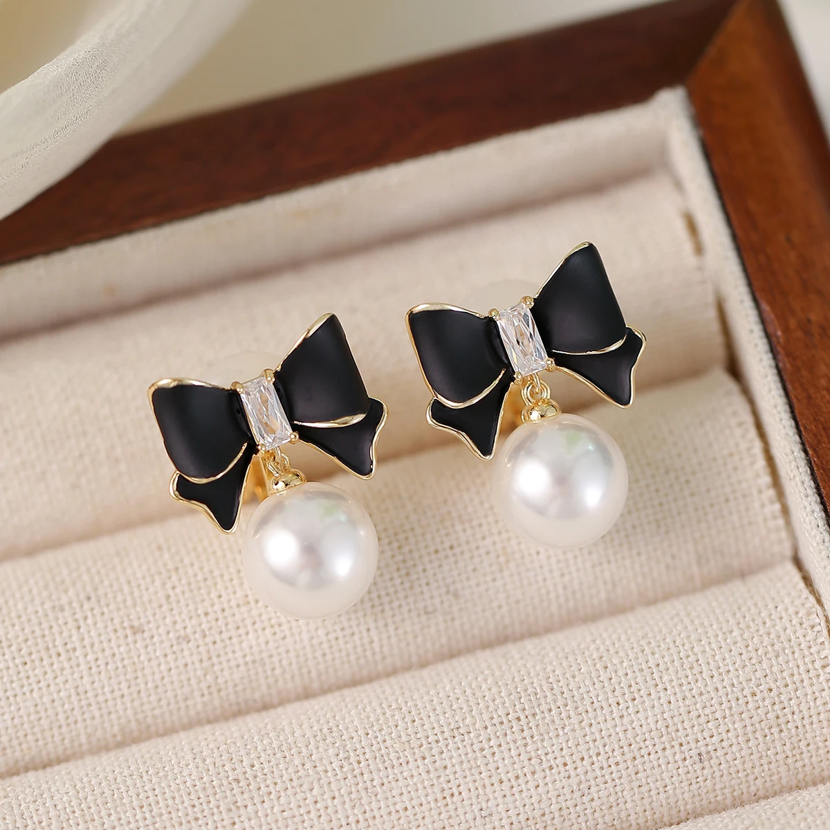 Boucles d'oreilles élégantes avec nœud noir et perles