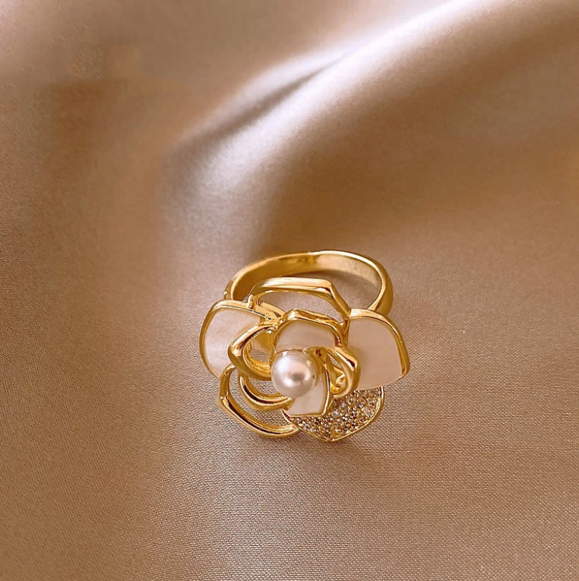 Bague fleur blanche avec perle élégante