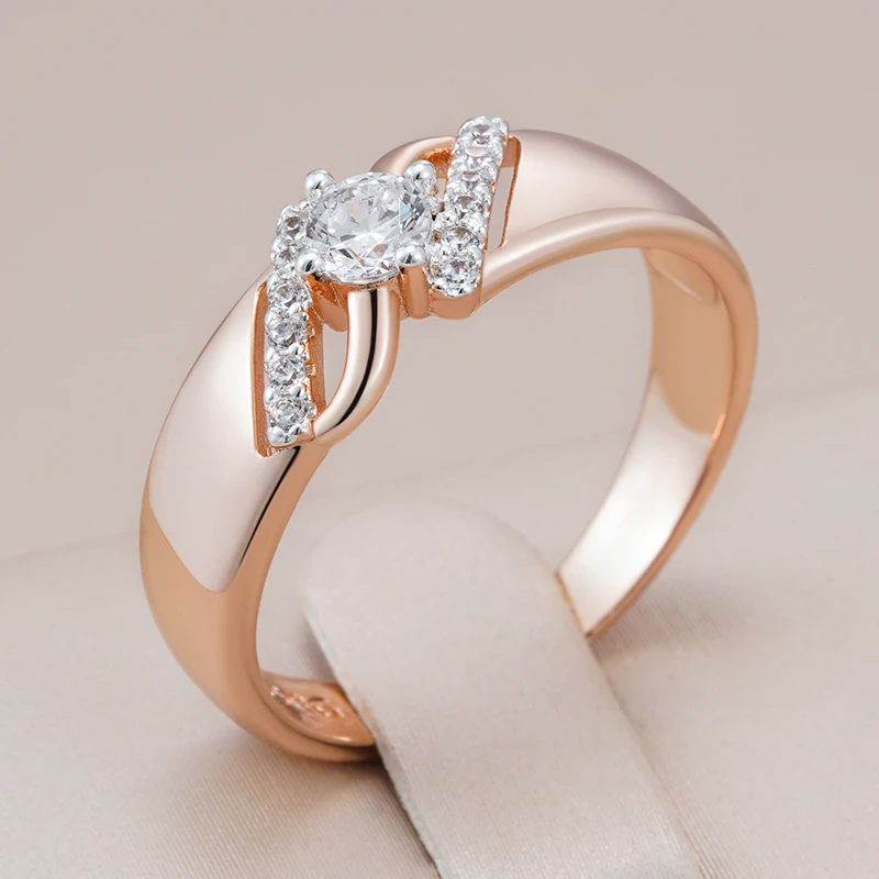 Élégante bague courbée et brillante