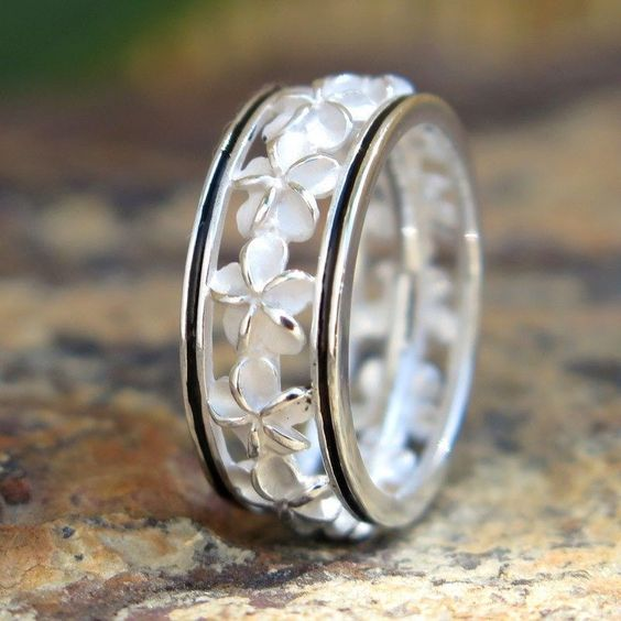 Bague vintage à fleurs blanches