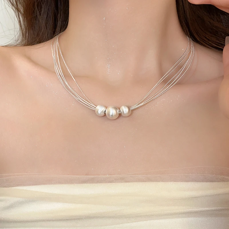 Élégant collier de perles blanches superposées