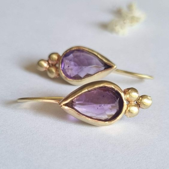 Boucles d'oreilles avec cristaux violets incrustés dans de l'or vintage