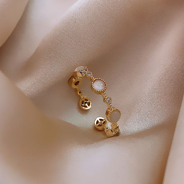 Élégante Bague ajustable en or à œil en Opale Blanche