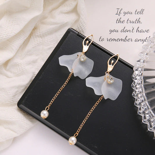 Boucles d'Oreilles Beauté avec Pétales et Perles en Or Blanc