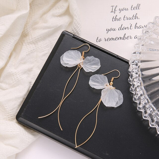 Longues Boucles d'oreilles Beauté avec Pétales en Or Blanc