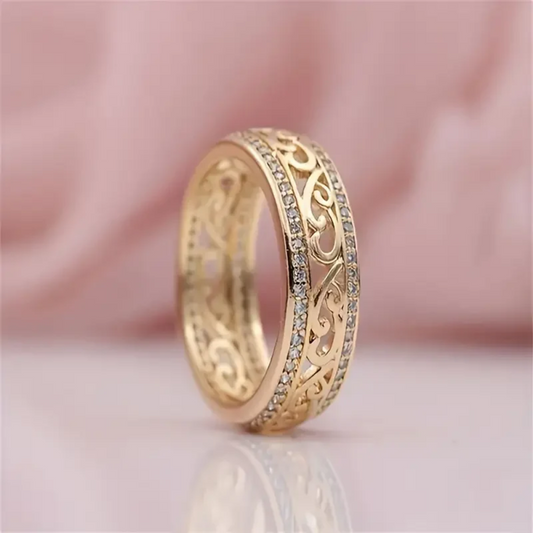 Bague dorée creuse lumineuse
