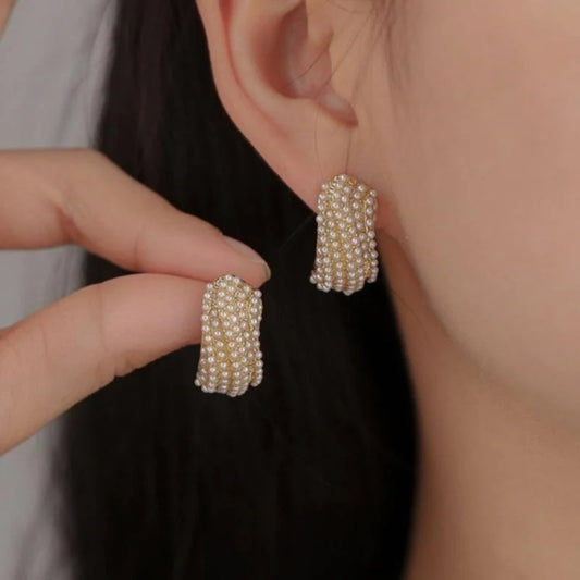 Boucles d'oreilles élégantes incrustées de perles