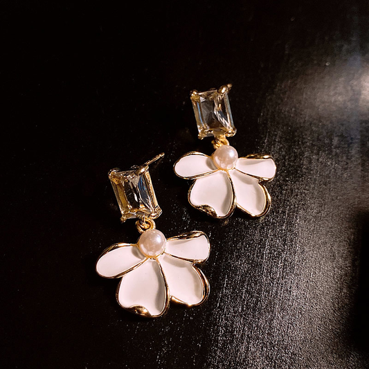 Boucles d'oreilles en perles avec pétales blancs en or