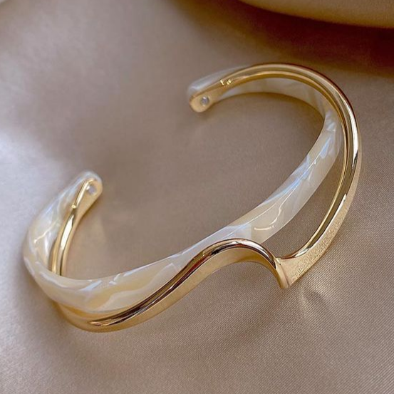 Bracelet doré élégant en opale blanche