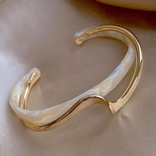 Bracelet doré élégant en opale blanche