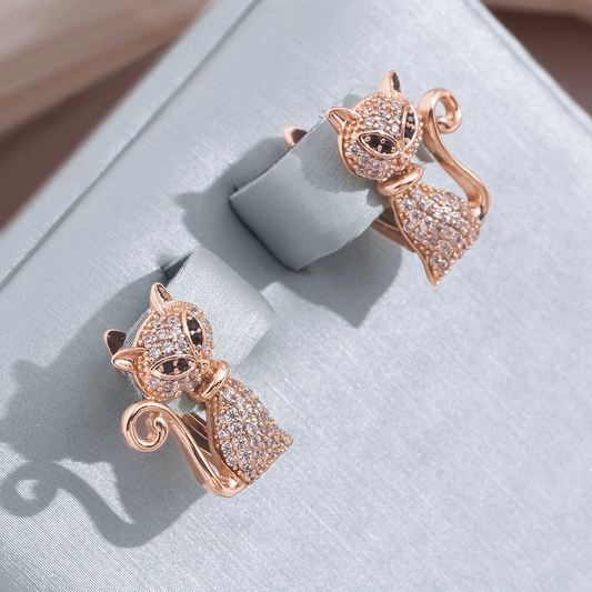 Boucles d'oreilles chaton stylisées et scintillantes