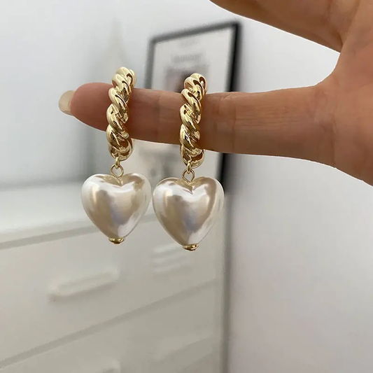 Boucles d'oreilles élégantes en perles avec cœurs en or