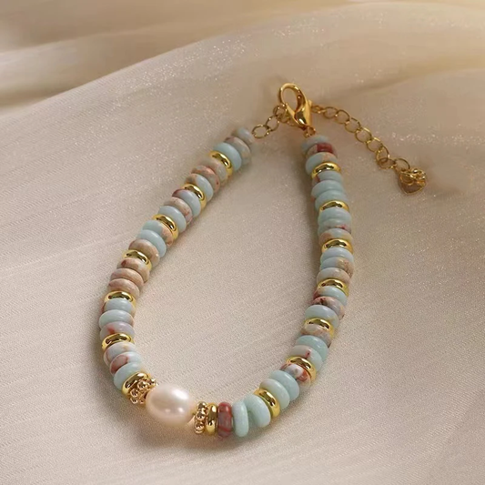Collier de perles avec d'élégantes pierres de couleur