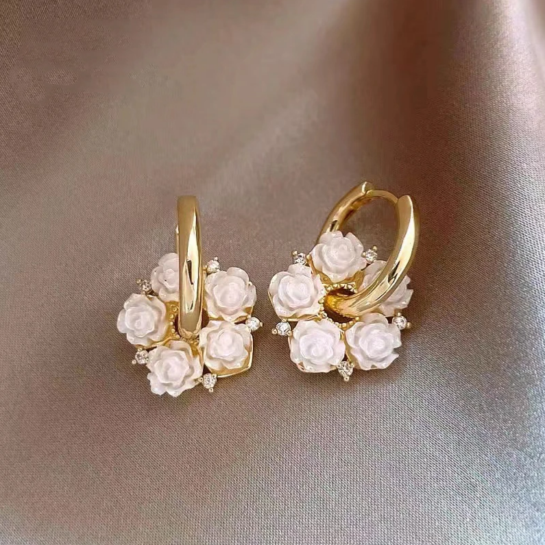 Boucles d'oreilles élégantes à fleurs blanches