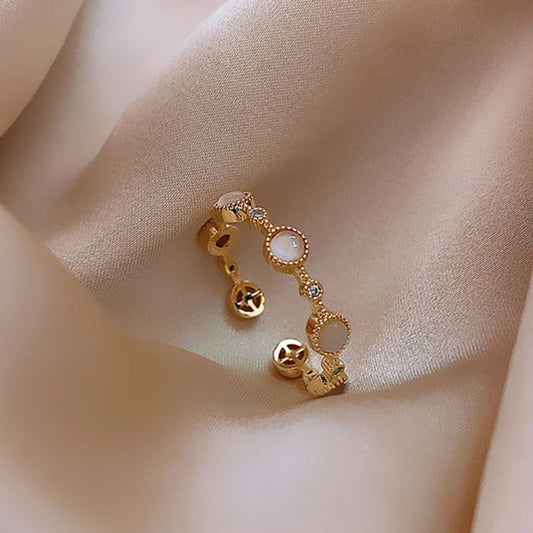 Élégante Bague ajustable en or à œil en Opale Blanche